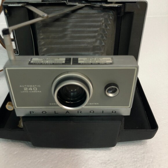 Vintage Polaroid 240 Land Camera with Manual - Picture 7 of 13